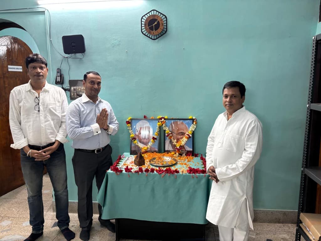 Three community organisers of Bahujan Bichara Mancha offering respectful pranam before garlanded portraits of Mahatma Gandhi and Lal Bahadur Shastri
